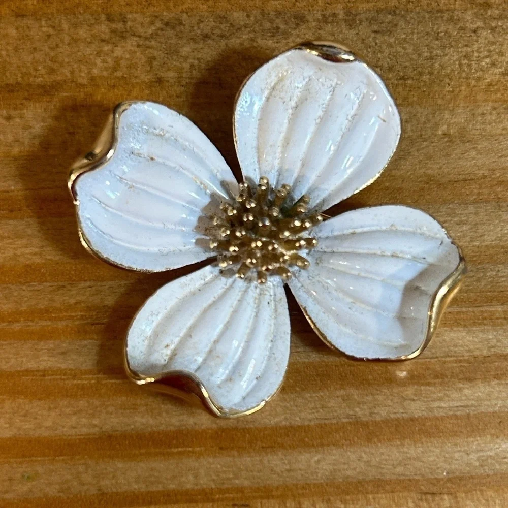 Vintage TRIFARI Crown Goldtone White Enamel Dogwood flower Shape Brooch Pin